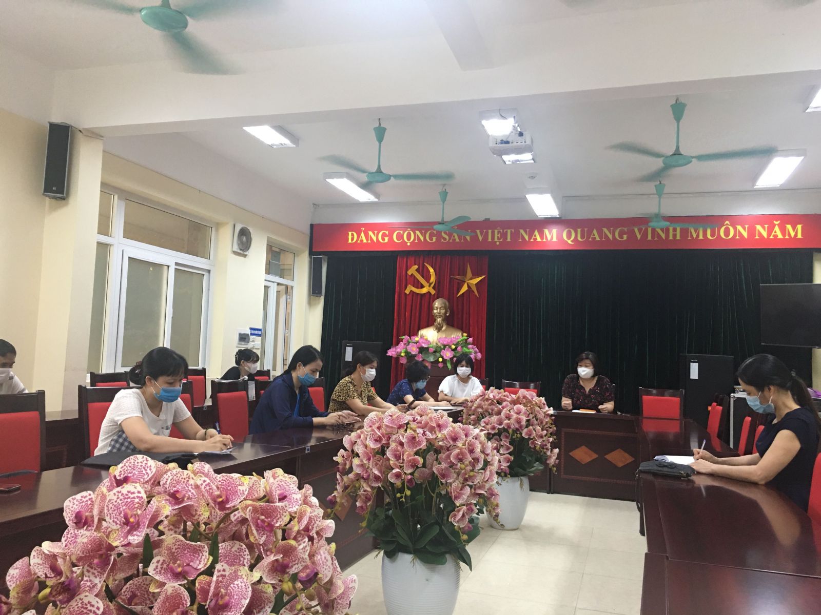 Trường TH Ba Đình triển khai công tác phòng, chống dịch và dạy học trực tuyến trong thời gian học sinh tạm dừng đến trường