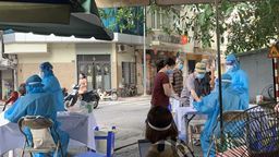 Nhân viên y tế trường Tiểu học Ba Đình tham gia chiến dịch xét nghiệm diện rộng và tiêm chủng vắc xin phòng chống Covid-19