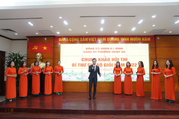Giáo viên trường Tiểu học Ba Đình tham gia văn nghệ chào mừng Hội thi Bí thư Chi bộ giỏi phường Ngọc Hà.