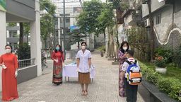 Học sinh trường Tiểu học Ba Đình hân hoan trong ngày đầu tiên quay trở lại trường học