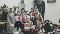 Trường Tiểu học Ba Đình tổ chức thăm hỏi gia đình mẹ liệt sĩ Dương Thị Định tại địa phương.