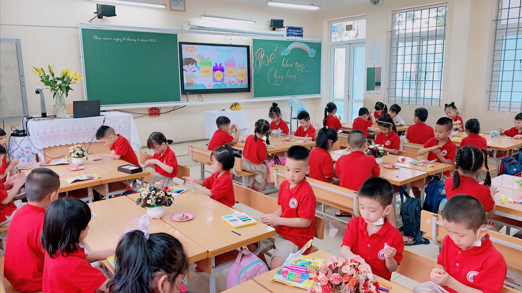Tổ chức hoạt động trải nghiệm “Bé khéo tay hay làm” của các con học sinh khối lớp 1.