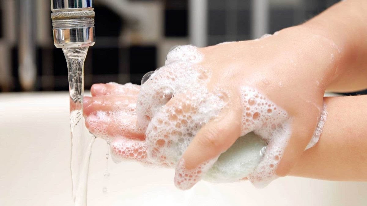 Cách nào giúp con không bị lây khi bạn chung lớp mắc cúm A?