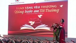 Chương trình “Trao tặng yêu thương – Nâng bước em tới trường”
