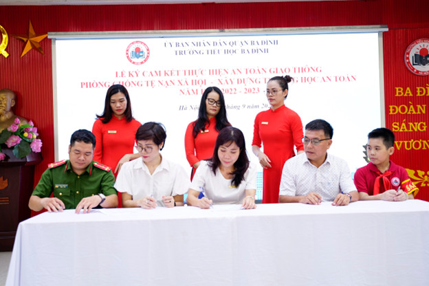Trường Tiểu học Ba Đình: Lễ ký cam kết thực hiện tốt An toàn giao thông và phòng chống các tệ nạn xã hội năm học 2022-2023