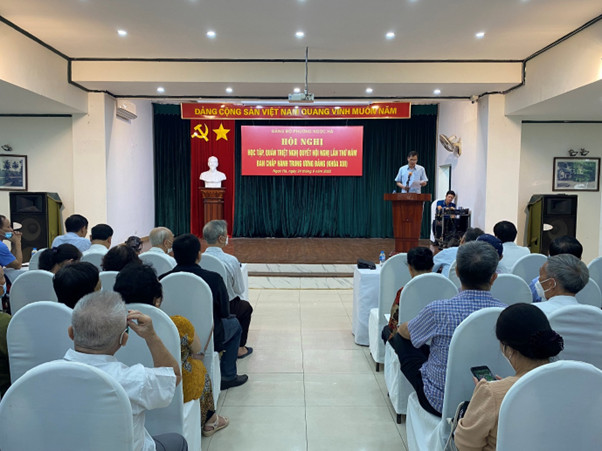 Cán bộ, đảng viên trường Tiểu học Ba Đình tham gia học tập, nghiên cứu, triển khai thực hiện Nghị quyết Hội nghị lần thứ 5 Ban chấp hành Trung ương Đảng khóa XIII