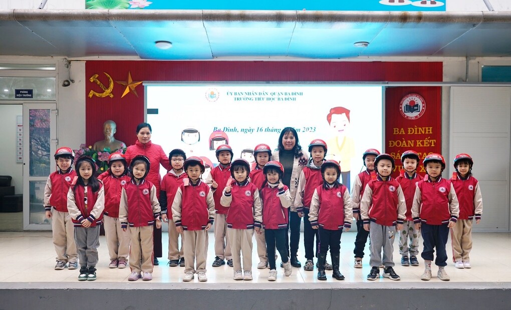 Trường Tiểu học Ba Đình trao tặng mũ bảo hiểm cho học sinh lớp 1 và lớp 2