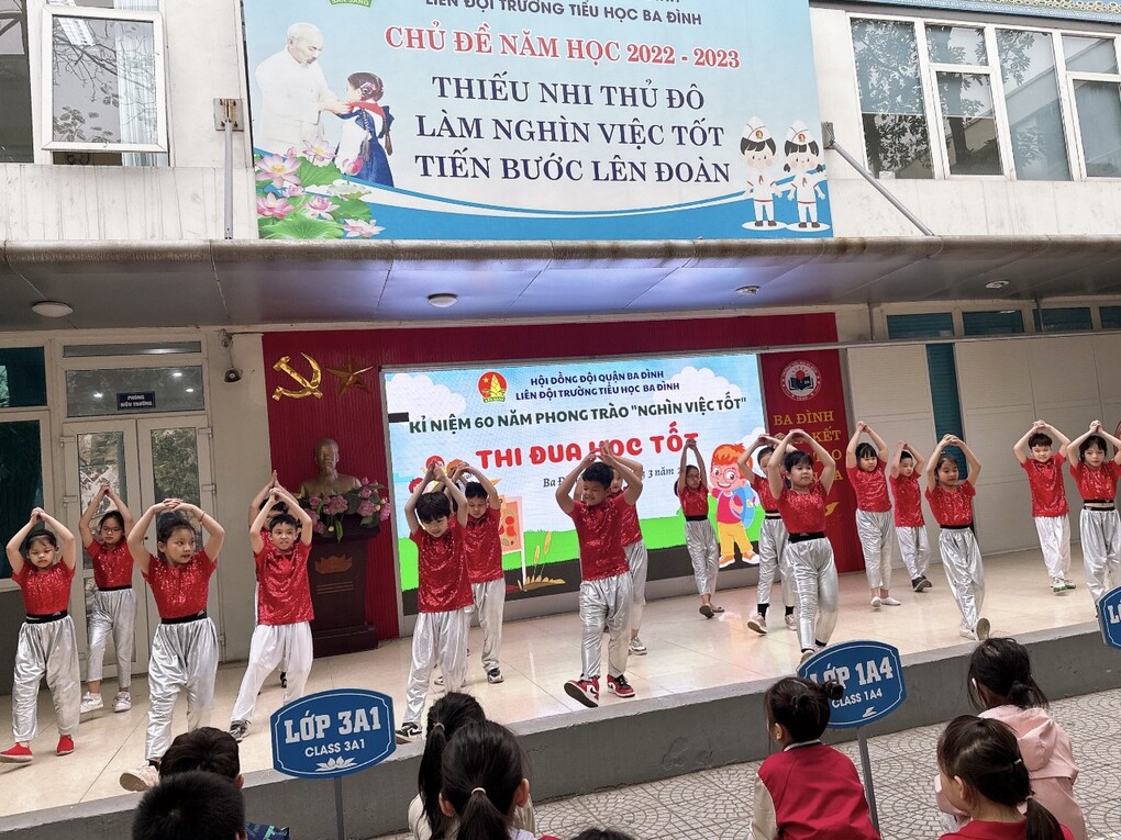 Liên đội trường Tiểu học Ba Đình tổ chức sinh hoạt dưới cờ nội dung: “Thi đua học tập” kỷ niệm 60 năm phong trào “Nghìn việc tốt