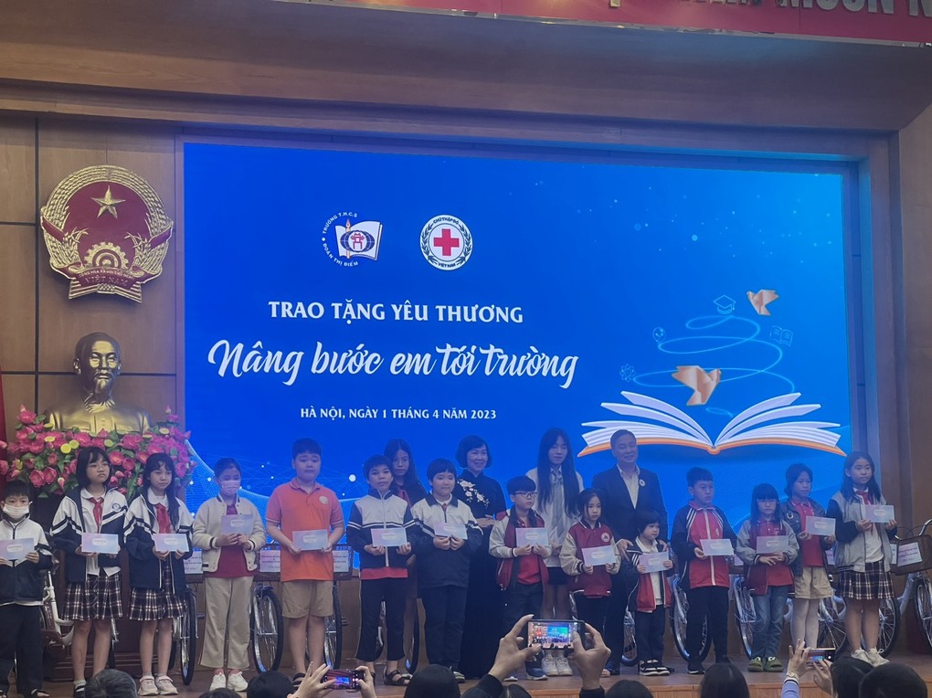 Học sinh trường Tiểu học Ba Đình đón nhận học bổng trong chương trình“TRAO TẶNG YÊU THƯƠNG, NÂNG BƯỚC EM TỚI TRƯỜNG”