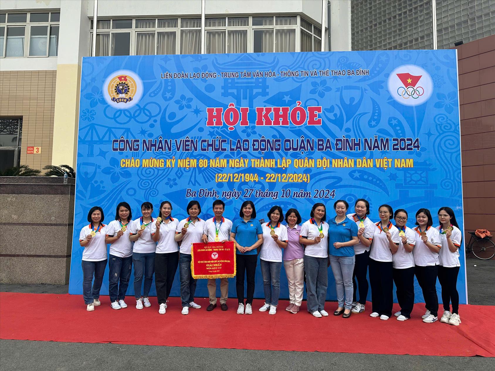 Giáo viên Trường Tiểu học Ba Đình xuất sắc giành giải Nhất kéo co nữ trong Hội khỏe công nhân viên chức lao động Quận Ba Đình năm 2024