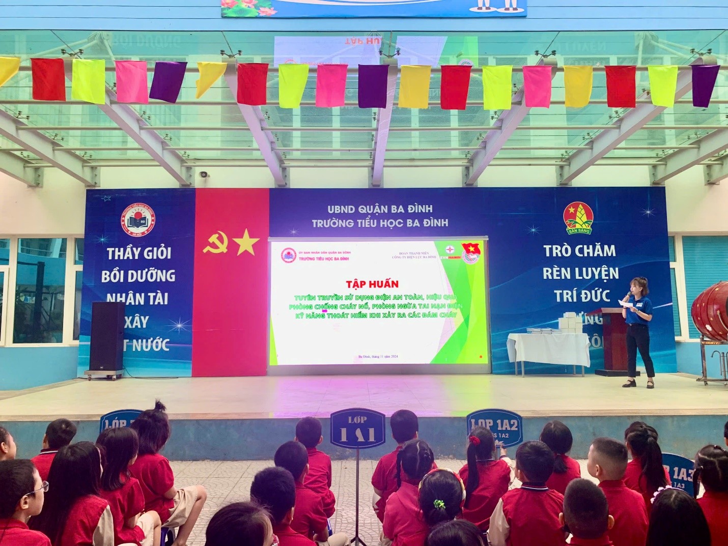 Học sinh trường Tiểu học Ba Đình tham gia Chương trình Tuyên truyền sử dụng điện an toàn, tiết kiệm, hiệu quả, phòng chống cháy nổ, phòng ngừa tai nạn điện, kỹ năng thoát hiểm khi xảy ra các đám cháy.