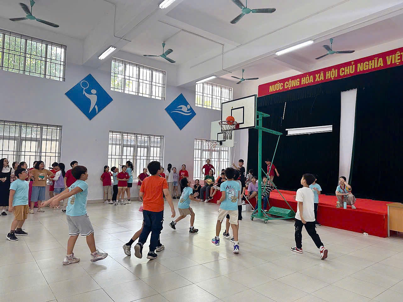 Học sinh trường Tiểu học Ba Đình hào hứng tranh tài Giải bóng rổ truyền thống 2024