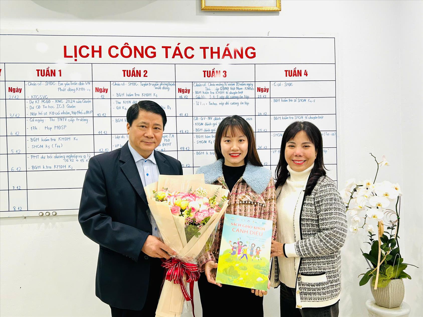 Công ty VEPIC tặng quà chúc mừng cô giáo Nguyễn Thị Hương đạt giải Nhất hội thi Giáo viên dạy giỏi – cấp Tiểu học - Thành phố Hà Nội năm học 2023- 2024