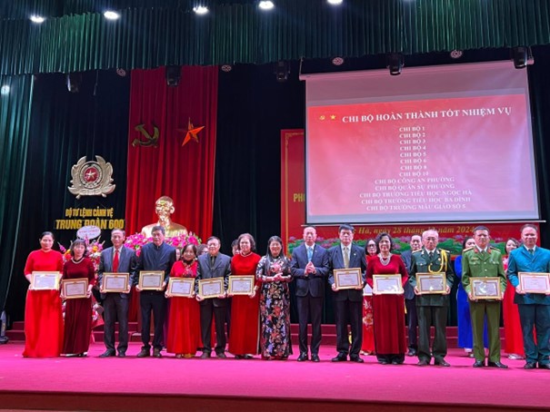 Chi bộ trường Tiểu học Ba Đình vinh dự nhận Giấy khen Hoàn thành Tốt nhiệm vụ năm 2024