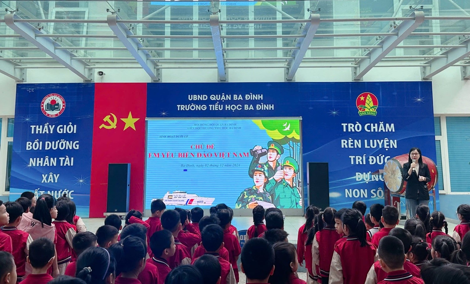 Liên đội trường TH Ba Đình: Tổ chức sinh hoạt dưới cờ chủ đề "Em yêu biển đảo Việt Nam"