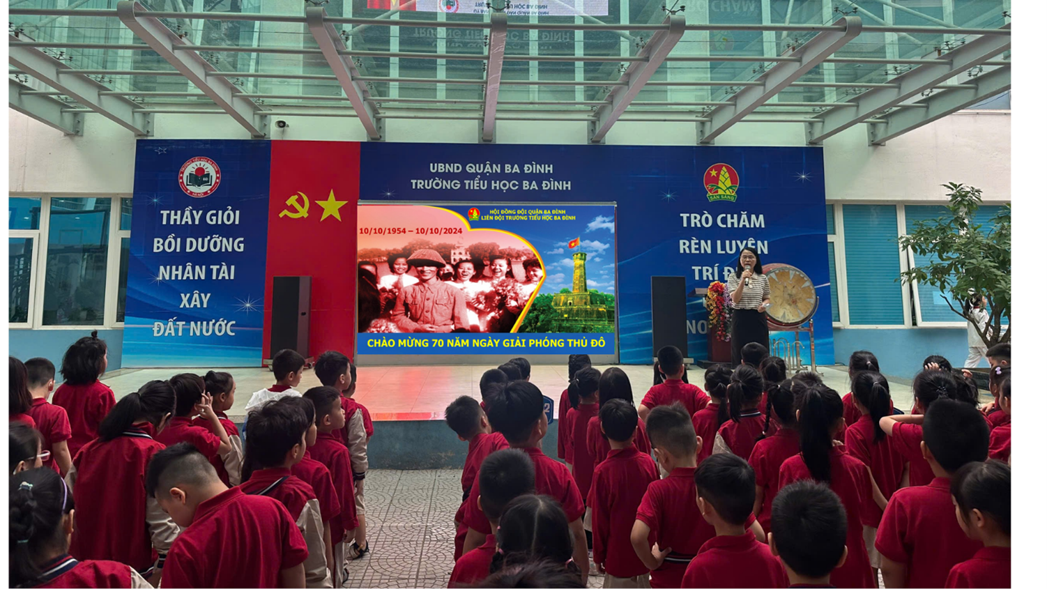 Liên đội trường Tiểu học Ba Đình Tuyên truyền chào mừng kỷ niệm 70 năm ngày Giải phóng Thủ đô (10/10/1954-10/10/2024)