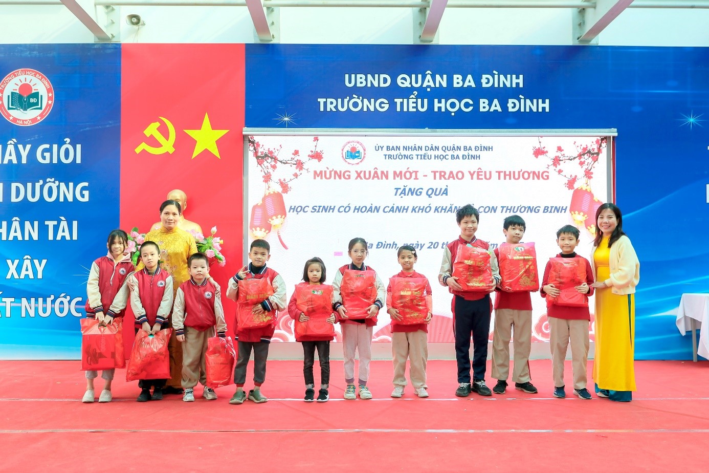 Trường Tiểu học Ba Đình trao quà “Mừng xuân mới - Trao yêu thương” cho học sinh có hoàn cảnh khó khăn và con thương binh