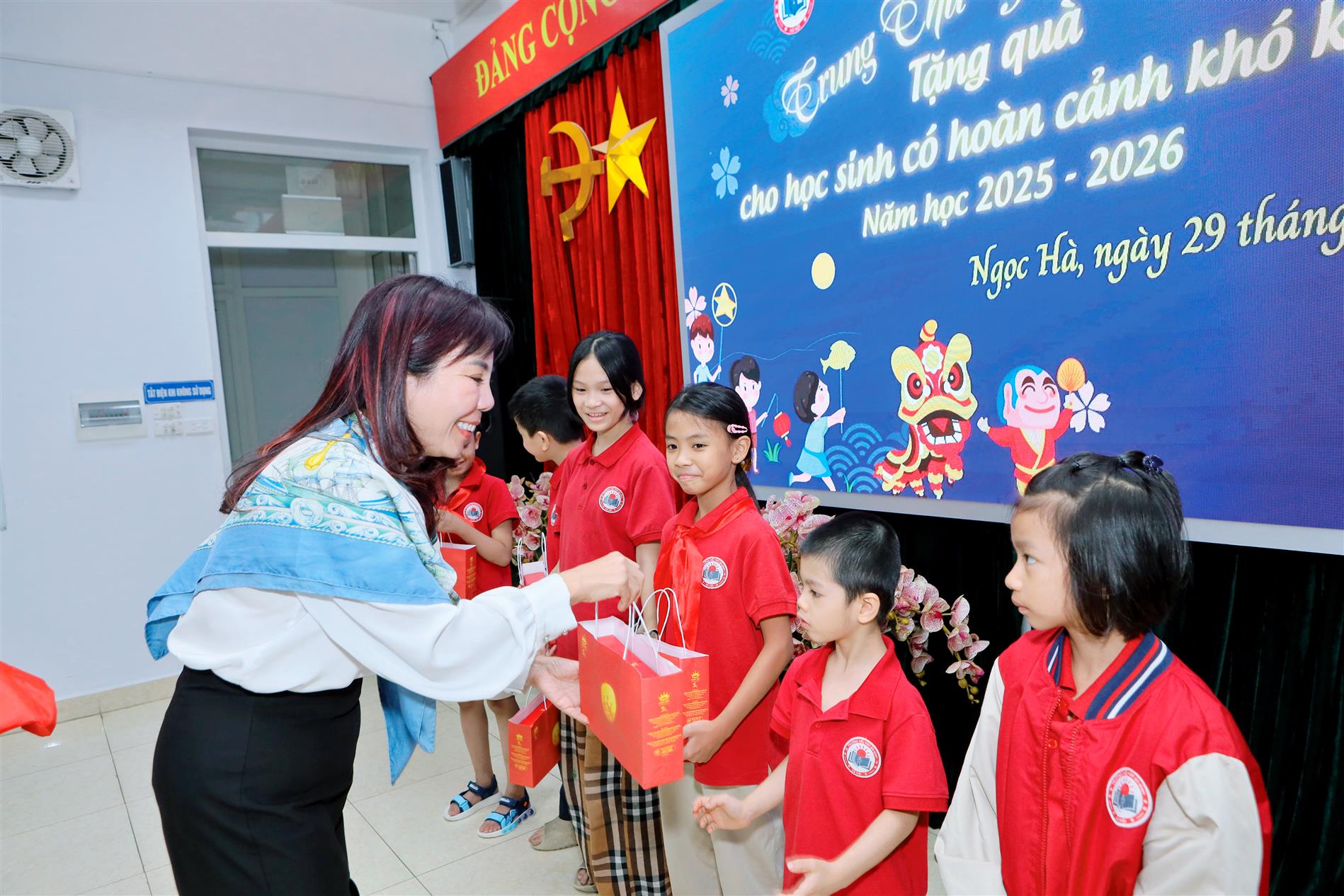 Trường Tiểu học Ba Đình trao tặng những món quà Trung thu ấm áp tình yêu thương