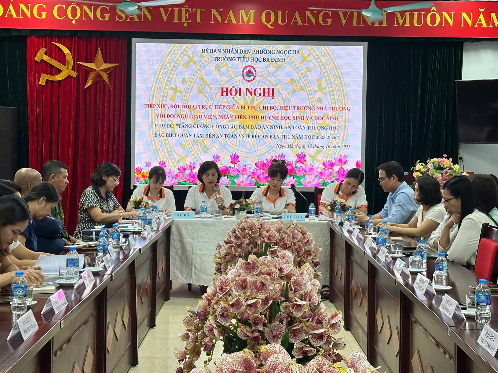 Trường Tiểu học Ba Đình tổ chức thành công Hội nghị tiếp xúc, đối thoại trực tiếp giữa Bí thư chi bộ, hiệu trưởng nhà trường với đội ngũ giáo viên, nhân viên, phụ huynh và học sinh.