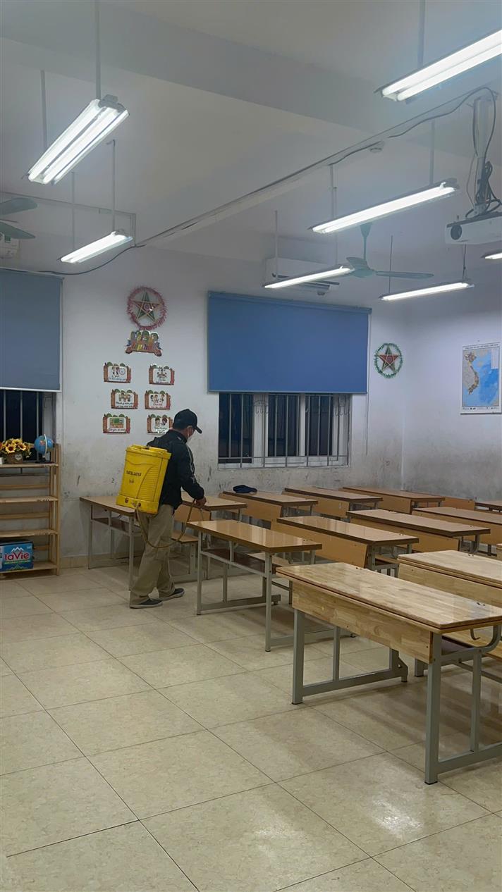 Trường Tiểu học Ba Đình phối hợp Trạm Y tế phường Ngọc Hà triển khai phun khử khuẩn phòng, chống dịch bệnh