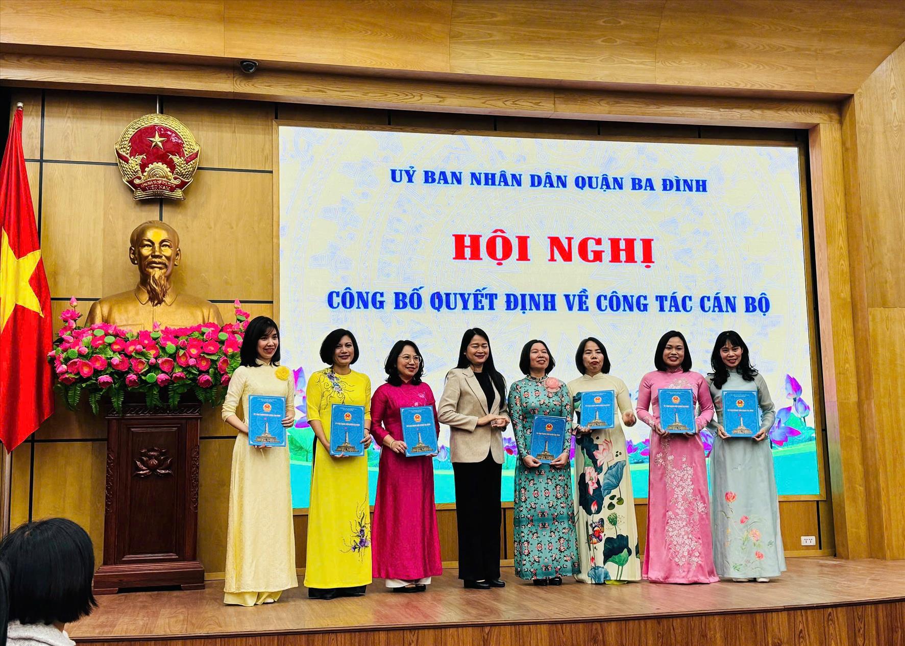 Trường Tiểu học Ba Đình chúc mừng đồng chí Bùi Thị Lan Hương nhận Quyết định bổ nhiệm chức vụ Phó Hiệu trưởng