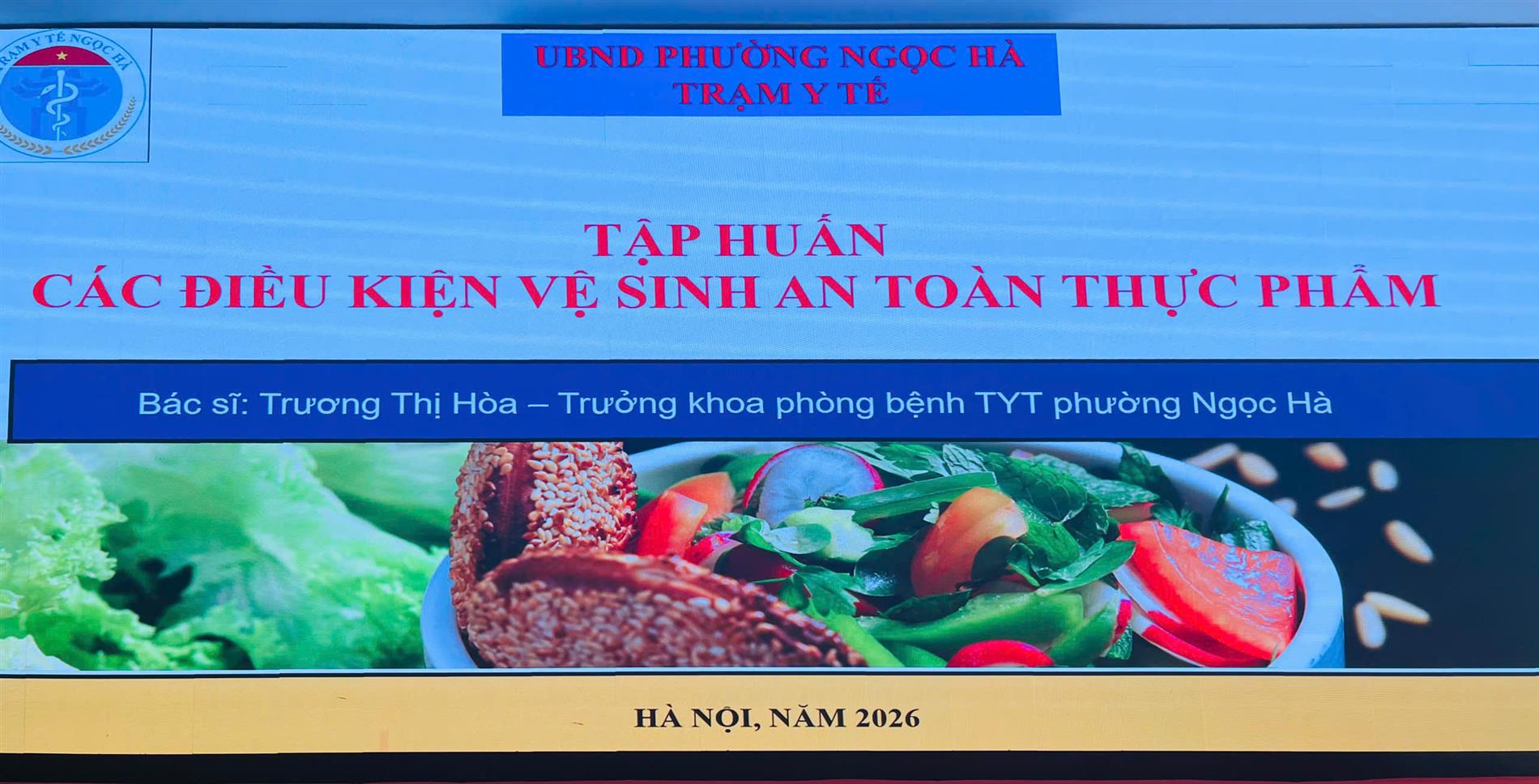 Cán bộ, giáo viên và nhân viên trường Tiểu học Ba Đình tích cực tham gia tập huấn các điều kiện vệ sinh an toàn thực phẩm.