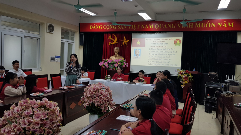 A person giving a presentation to a group of people

Description automatically generated with medium confidence