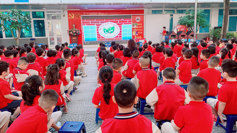 A group of people in red shirts

Description automatically generated with low confidence