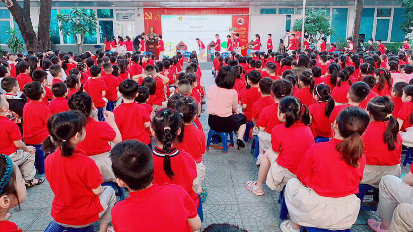 A group of people sitting in a circle

Description automatically generated with low confidence