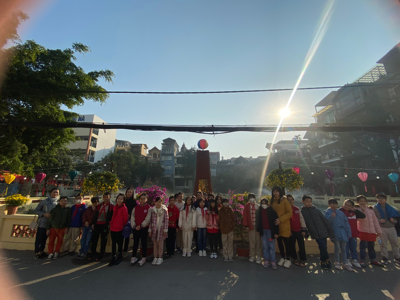A group of people standing on the side of a road

Description automatically generated with medium confidence