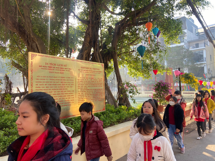 A picture containing tree, person, outdoor, crowd

Description automatically generated