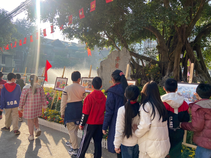 A group of people standing on a street

Description automatically generated with low confidence