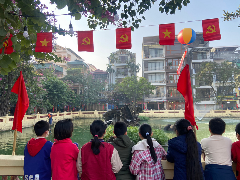 A group of people holding flags

Description automatically generated with low confidence
