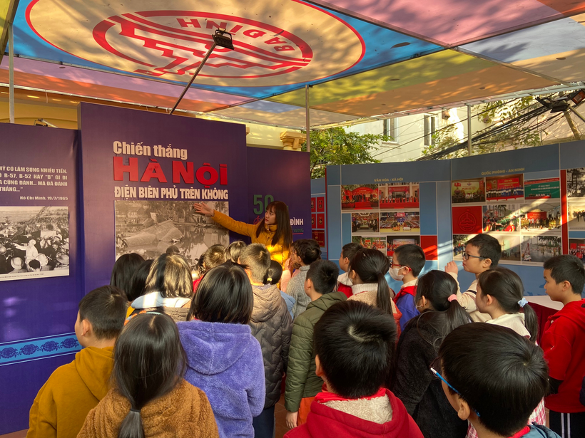 A crowd of people watching a person on a stage

Description automatically generated with low confidence
