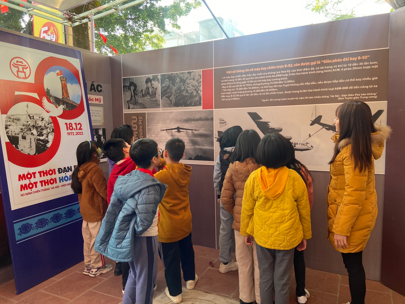 A group of people looking at a poster

Description automatically generated with low confidence