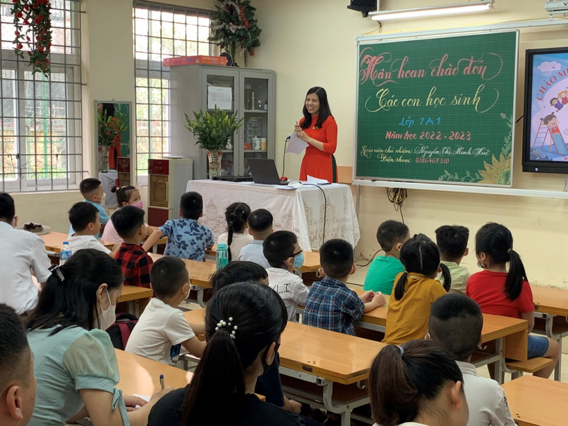 A person teaching a class

Description automatically generated with medium confidence