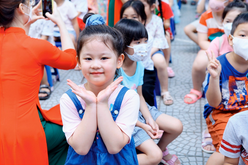 A picture containing person, crowd

Description automatically generated