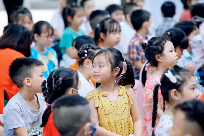 A group of children in a crowd

Description automatically generated with low confidence