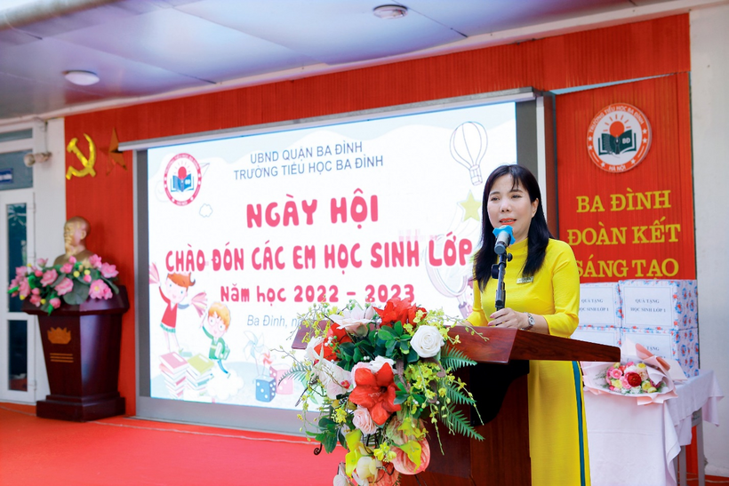 A person standing next to a sign

Description automatically generated with medium confidence