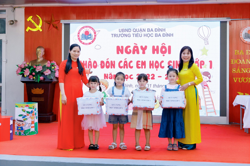 A group of people posing for a photo

Description automatically generated with medium confidence