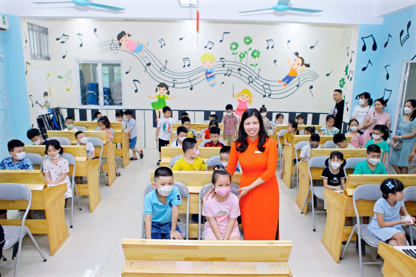 A person standing in front of a classroom of children

Description automatically generated with low confidence