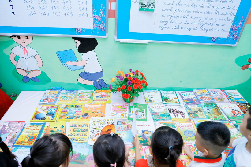 A group of children in a classroom

Description automatically generated with medium confidence