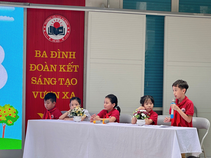 A group of children sitting at a table

Description automatically generated with medium confidence
