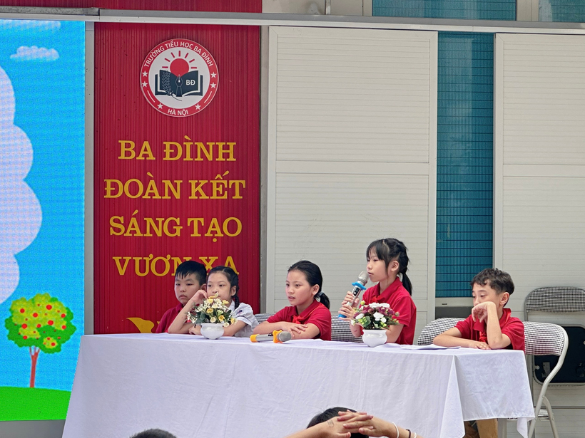 A group of children sitting at a table

Description automatically generated with medium confidence