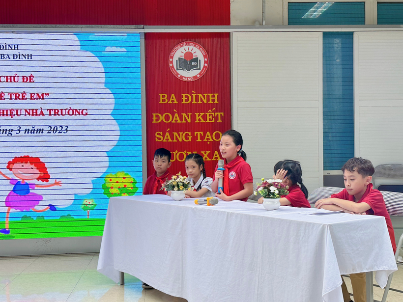 A group of people sitting at a table

Description automatically generated with medium confidence