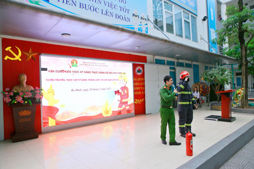 A picture containing text, outdoor, sign

Description automatically generated