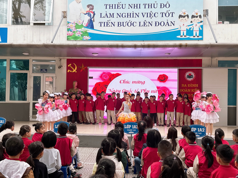 A group of people in a parade

Description automatically generated with low confidence
