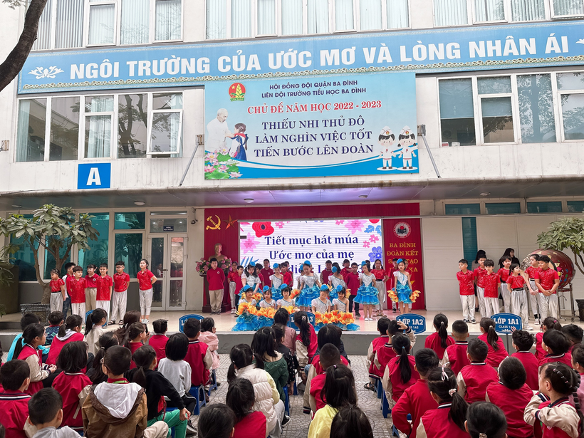 A group of people in front of a stage

Description automatically generated with low confidence