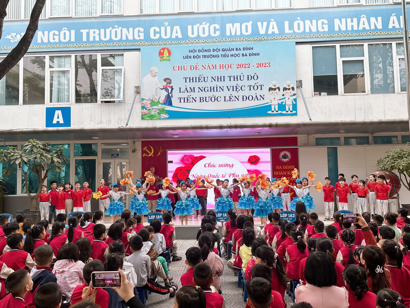 A large group of people in front of a stage

Description automatically generated with medium confidence