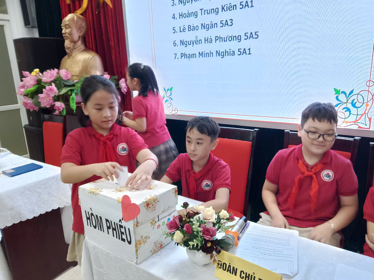 A group of children sitting at a table

Description automatically generated